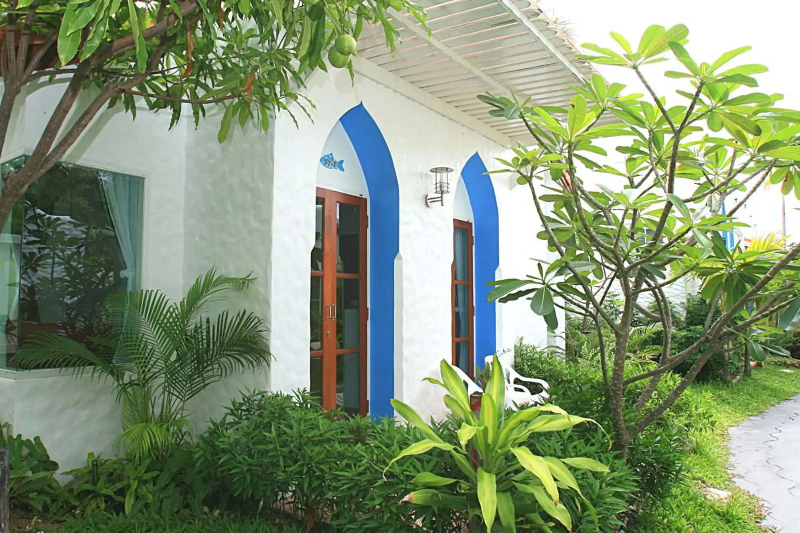 Baan Montra Beach Resort