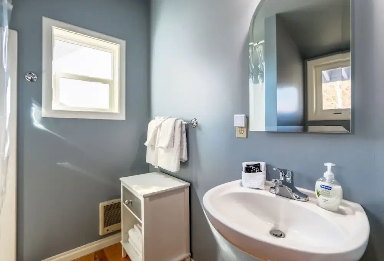 Grandview 3 Bedroom Home by RedAwning