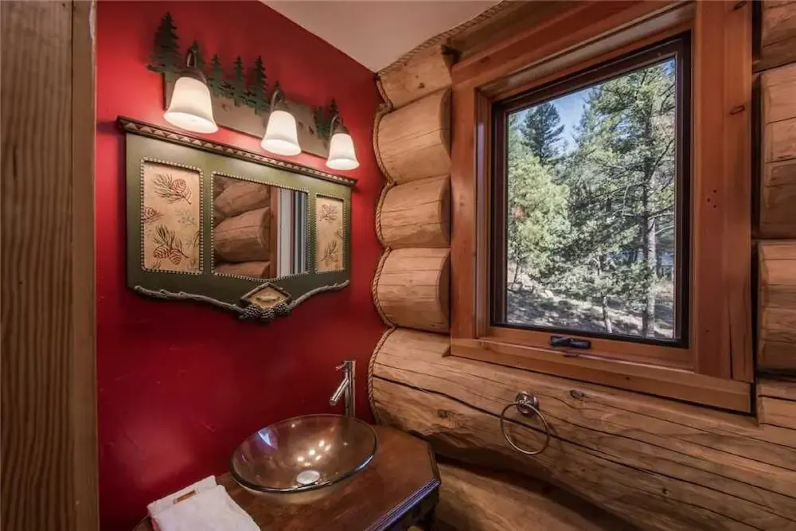 Bear Foot Lodge - Two Bedroom Cabin with Hot Tub