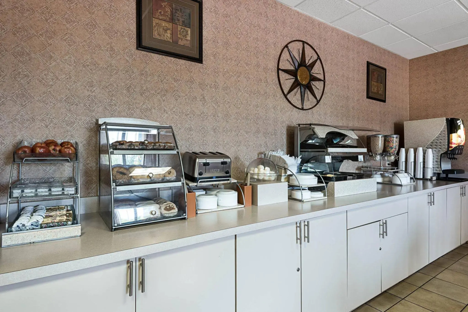 Econo Lodge Inn & Suites Triadelphia - Wheeling