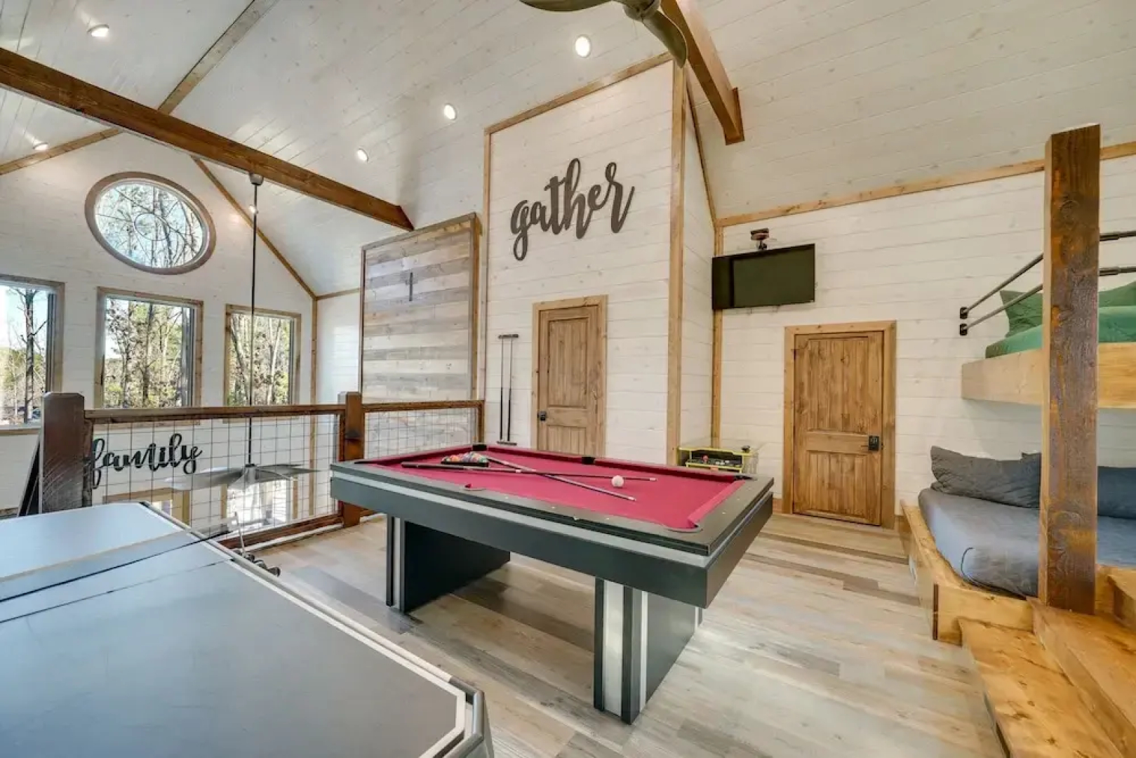 Broken Bow Cabin w/ Hot Tub, Pool Table & Fire Pit