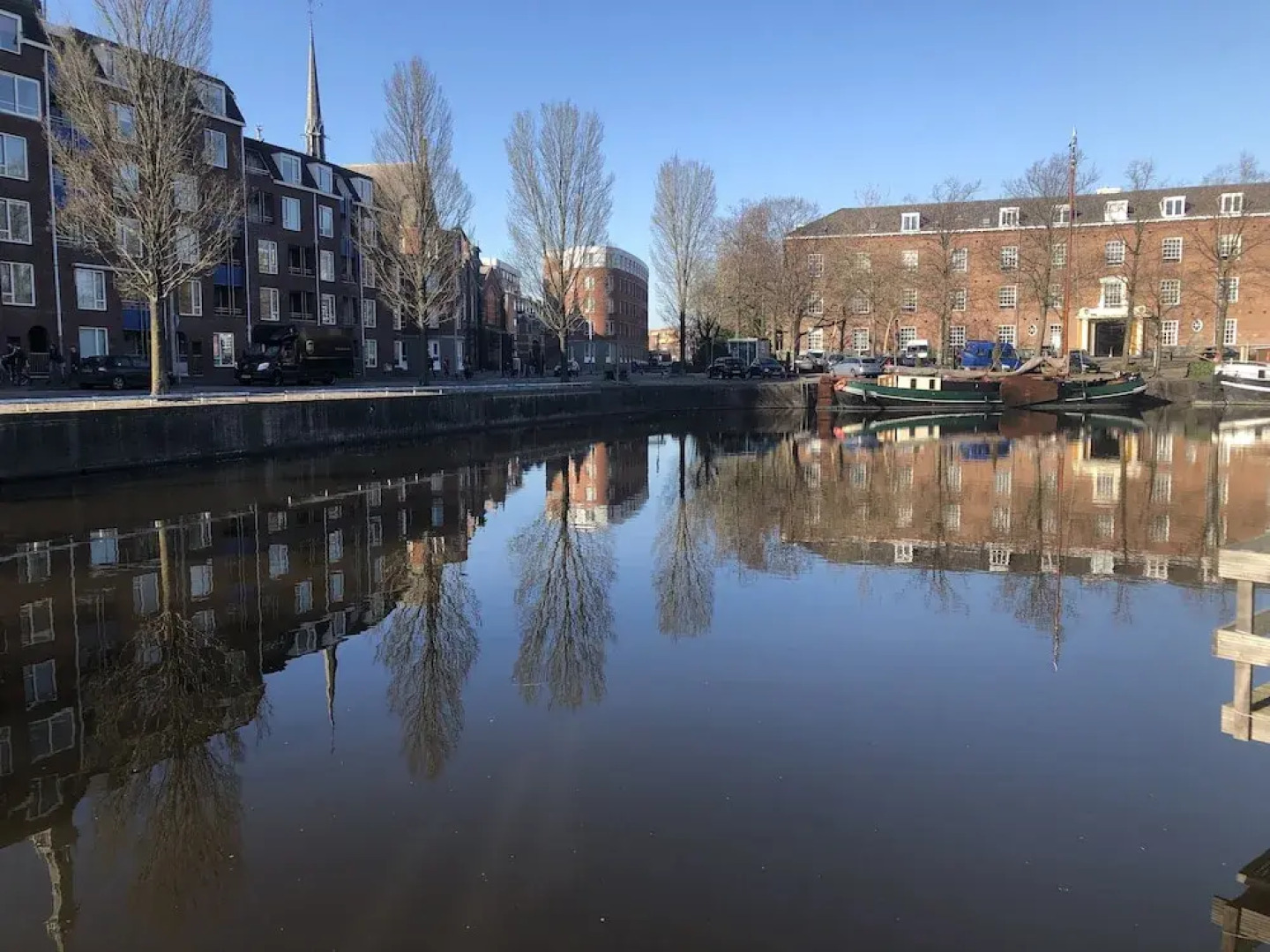 Slapen in eigentijds woonboot hotel