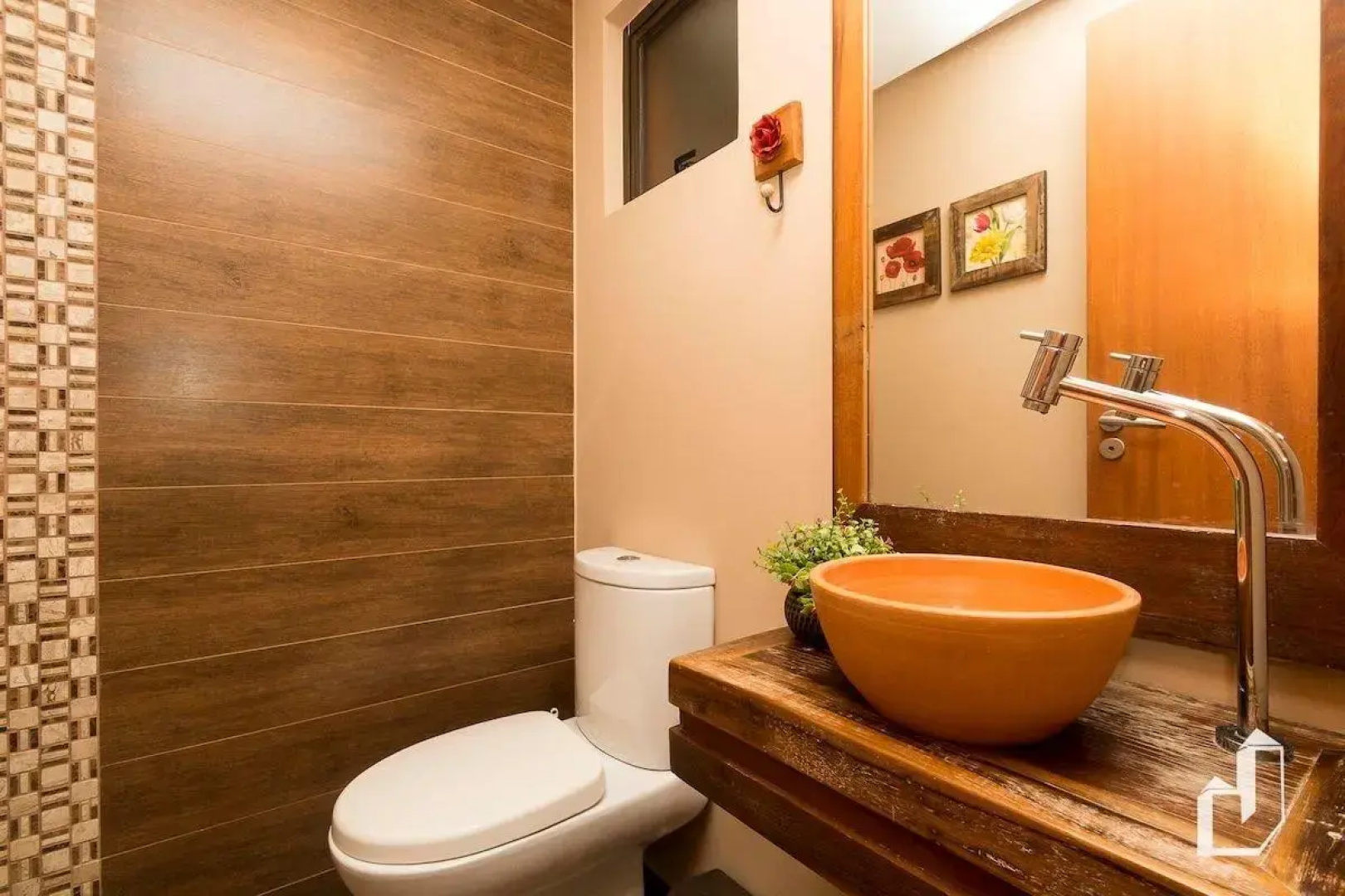 03 SUíTES CLIMATIZADAS E JACUZZI EXTERNA AQUECIDA