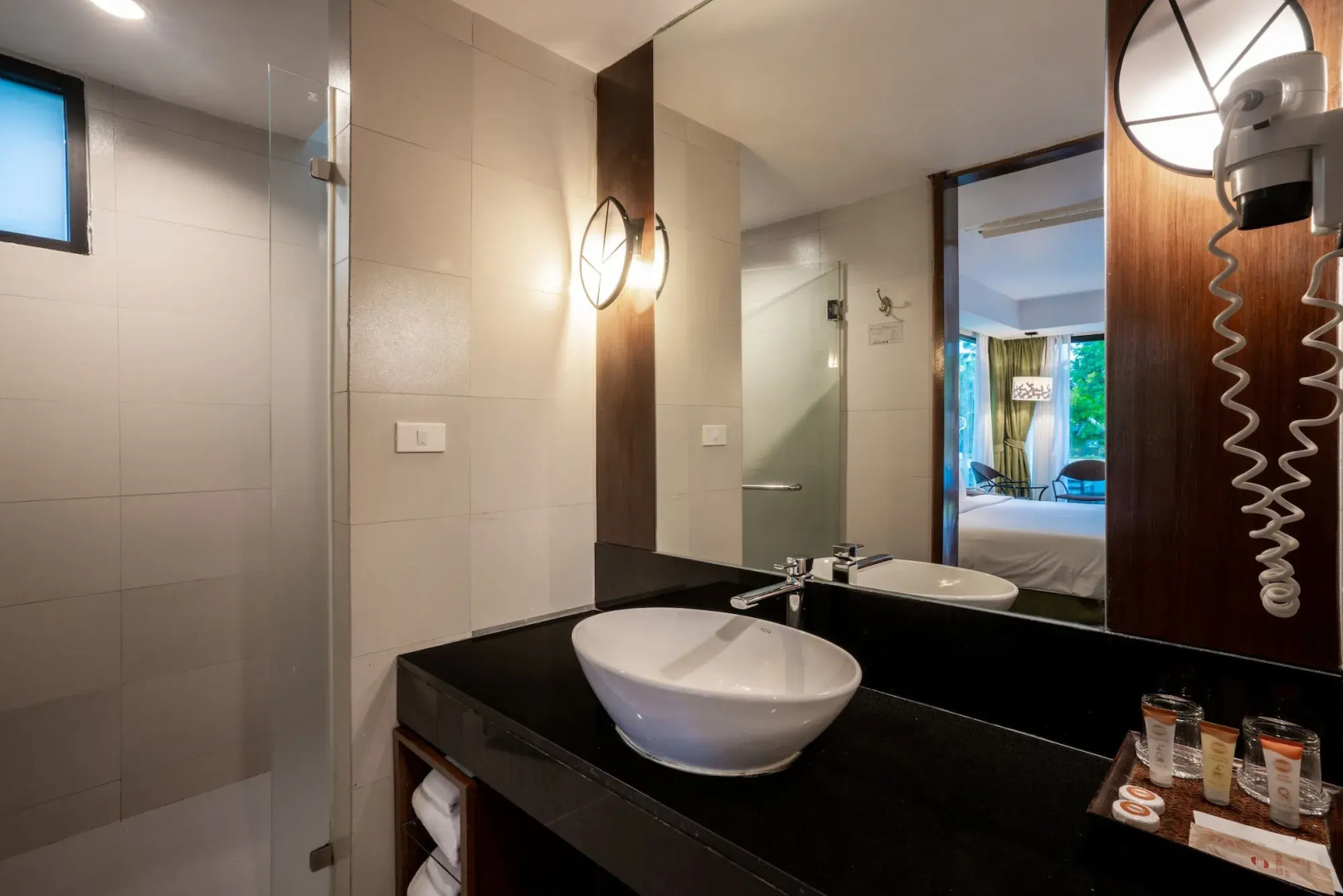 The Leaf On The Sands by Katathani