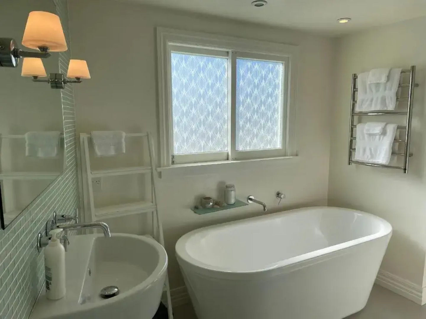 Private Luxurious Studio w Outdoor Living & Views!