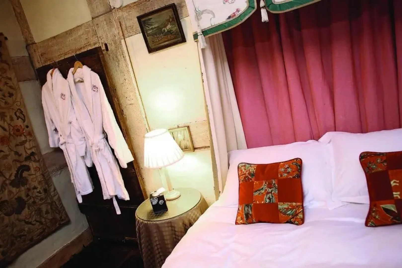 Luxurious hideaway for four in one of the finest Elizabethan gatehouse