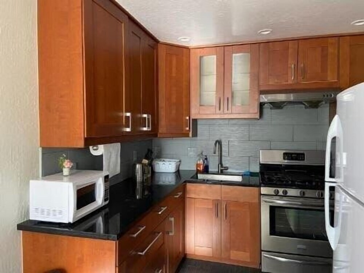 3422 Entire 1br Apt/house in El Cerrito Plaza
