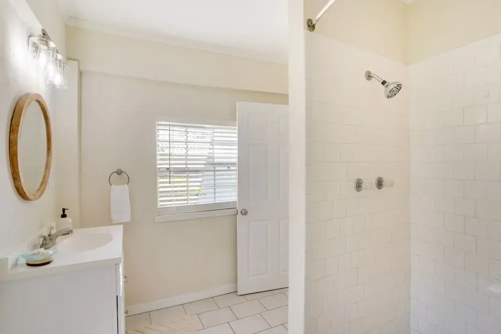 Lake Wales Vacation Rental w/ Screened-in Porch!