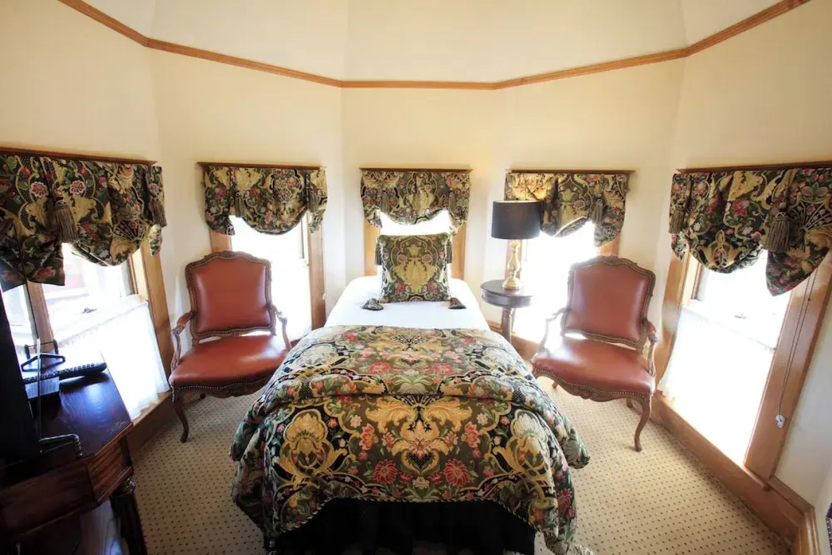 The Charles Pacific Grove - Artfully Designed Inclusive Inn