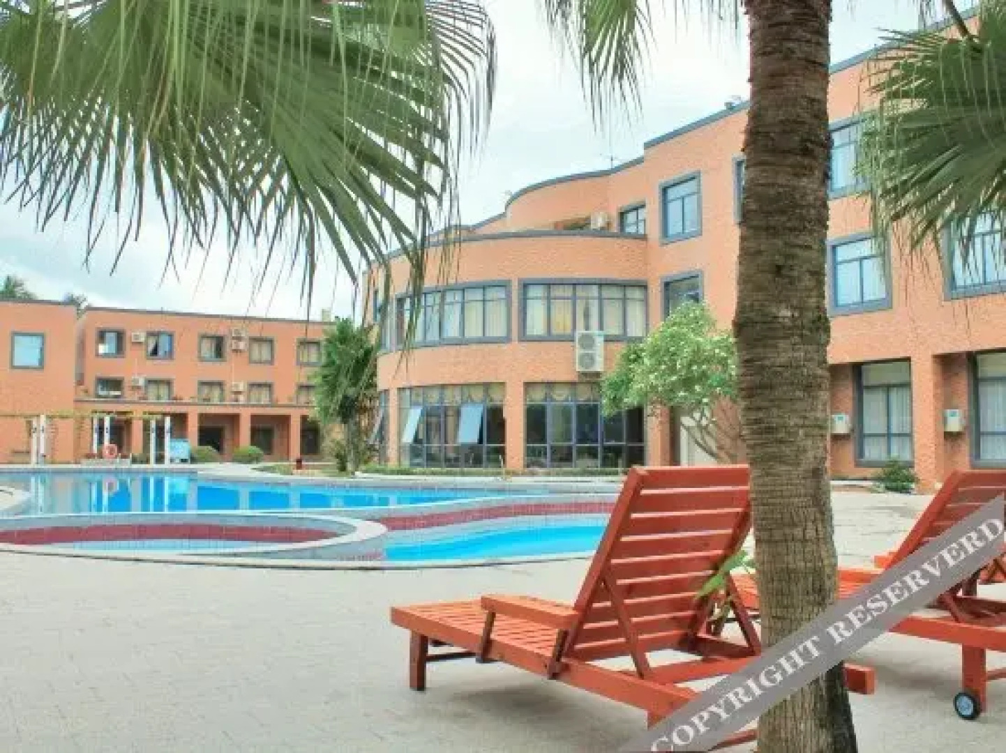 万宁新惠康假日酒店