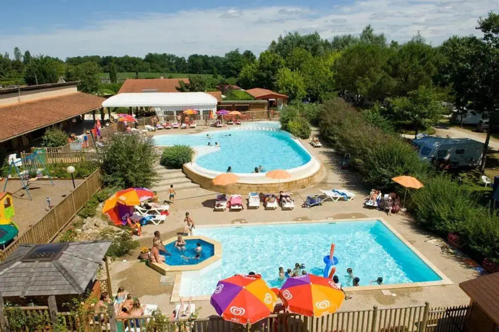 Maison de 2 chambres avec piscine partagee terrasse amenagee et wifi a Estang