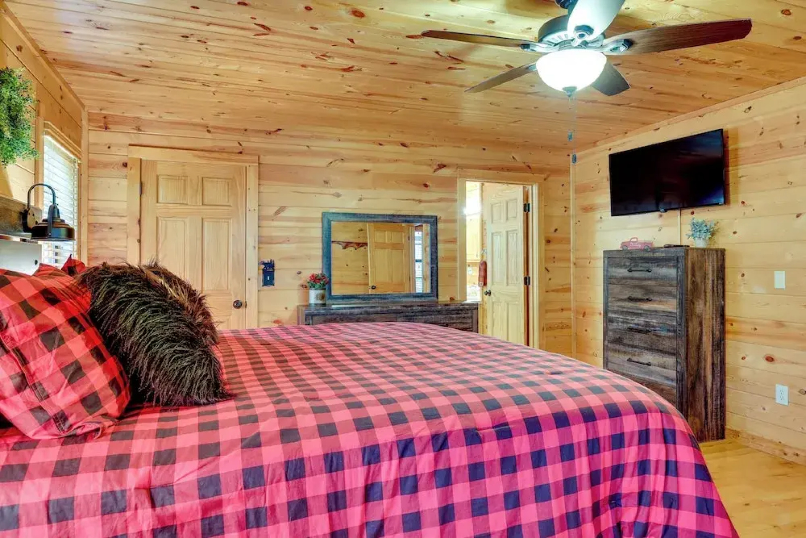 Hot Tub & Game Room: Blue Ridge Getaway
