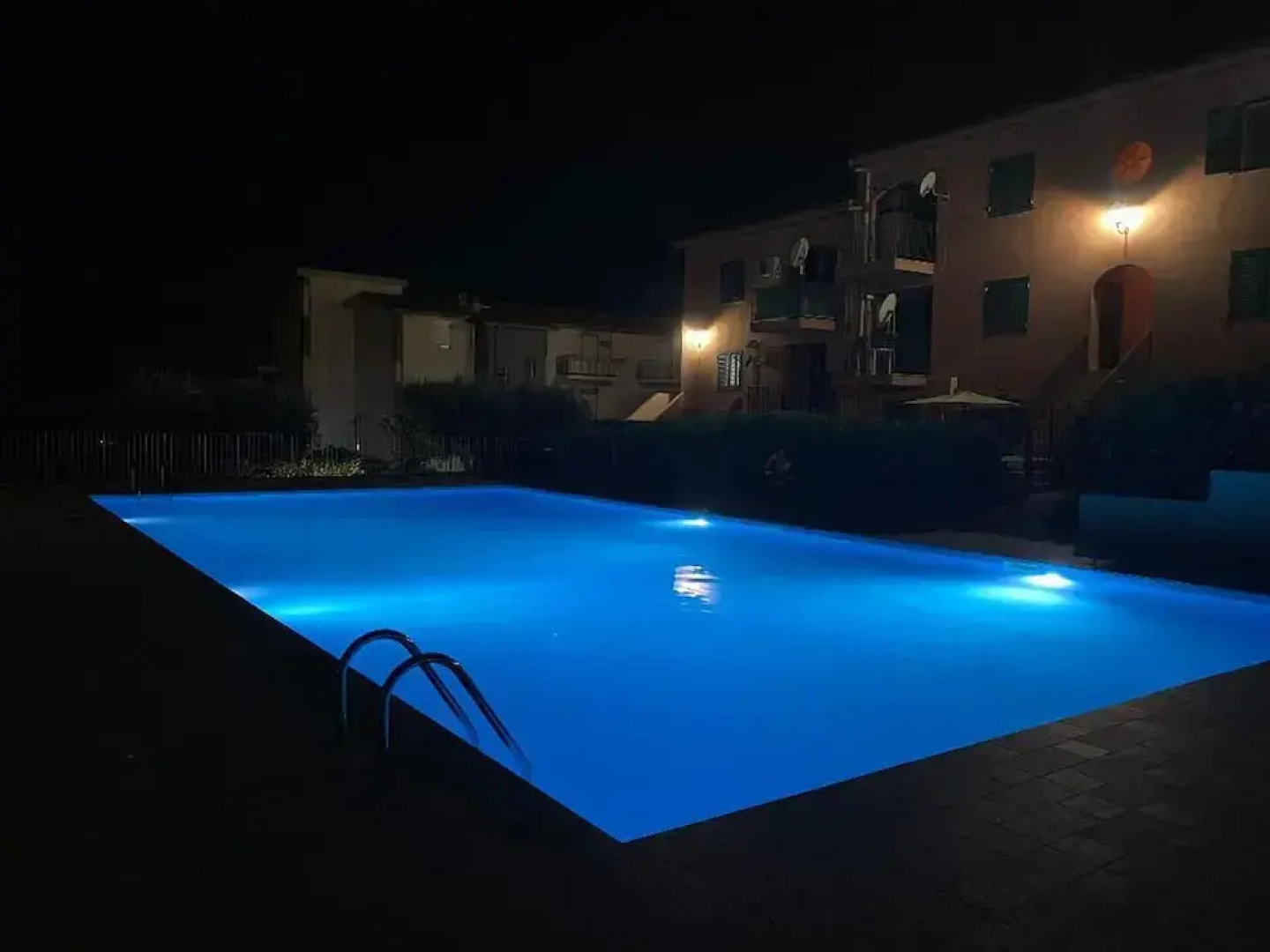 Apartment - Sleeps 2 & Swimming Pool