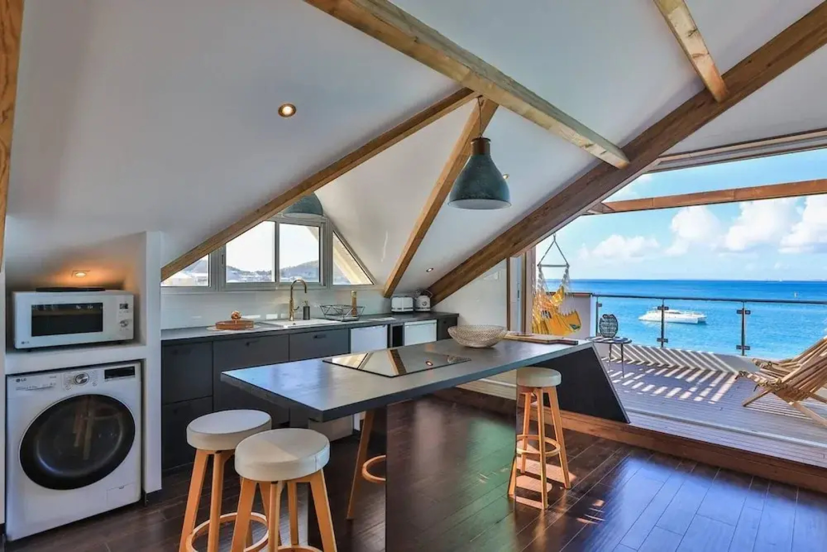 Remarkable 2-bed Apartment in Grand Case