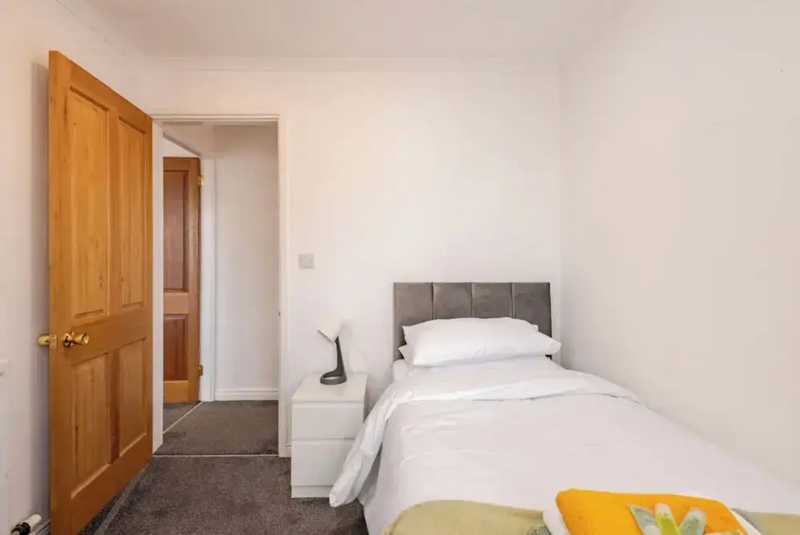 4 bed House - Private Garden - Free Parking