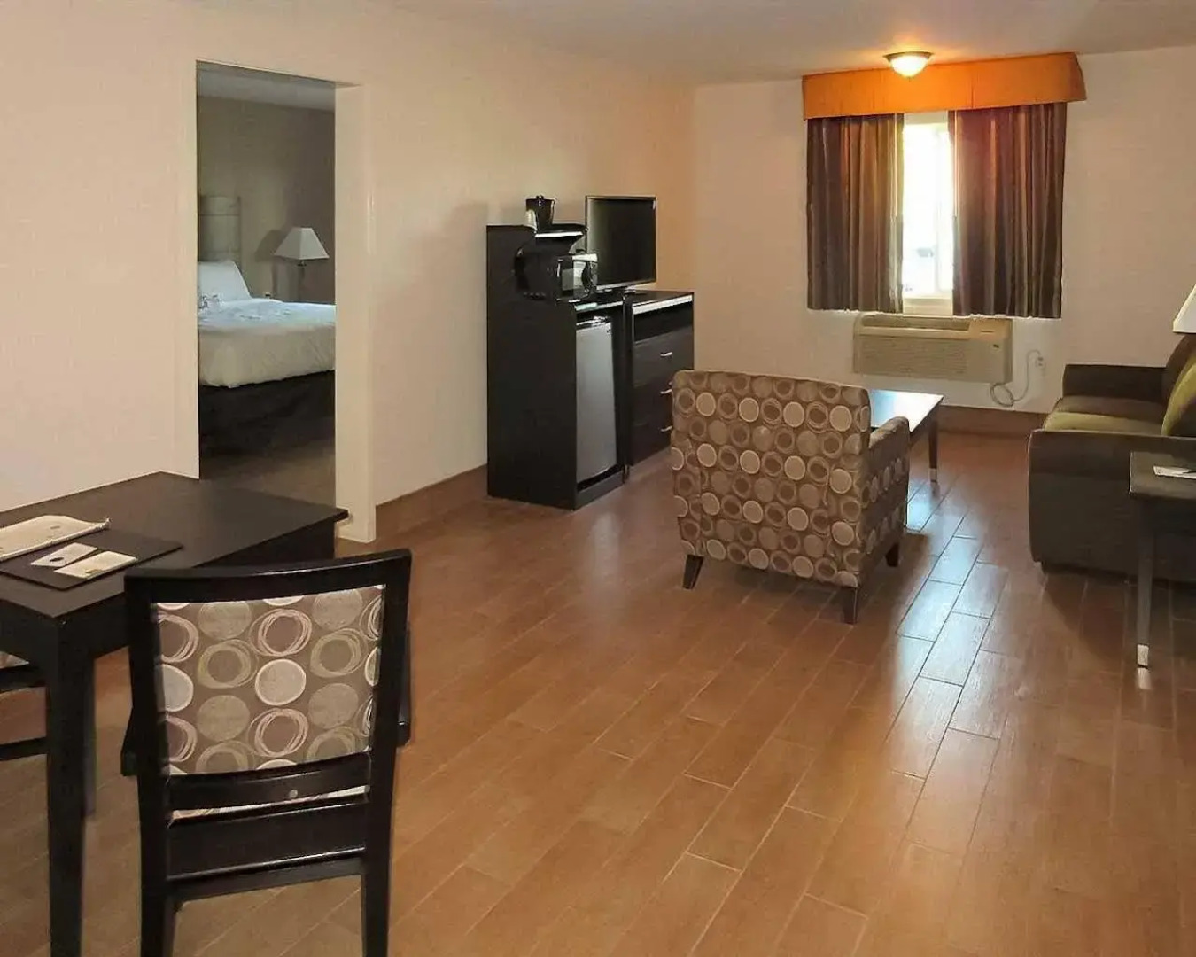 Quality Inn & Suites near Downtown Bakersfield