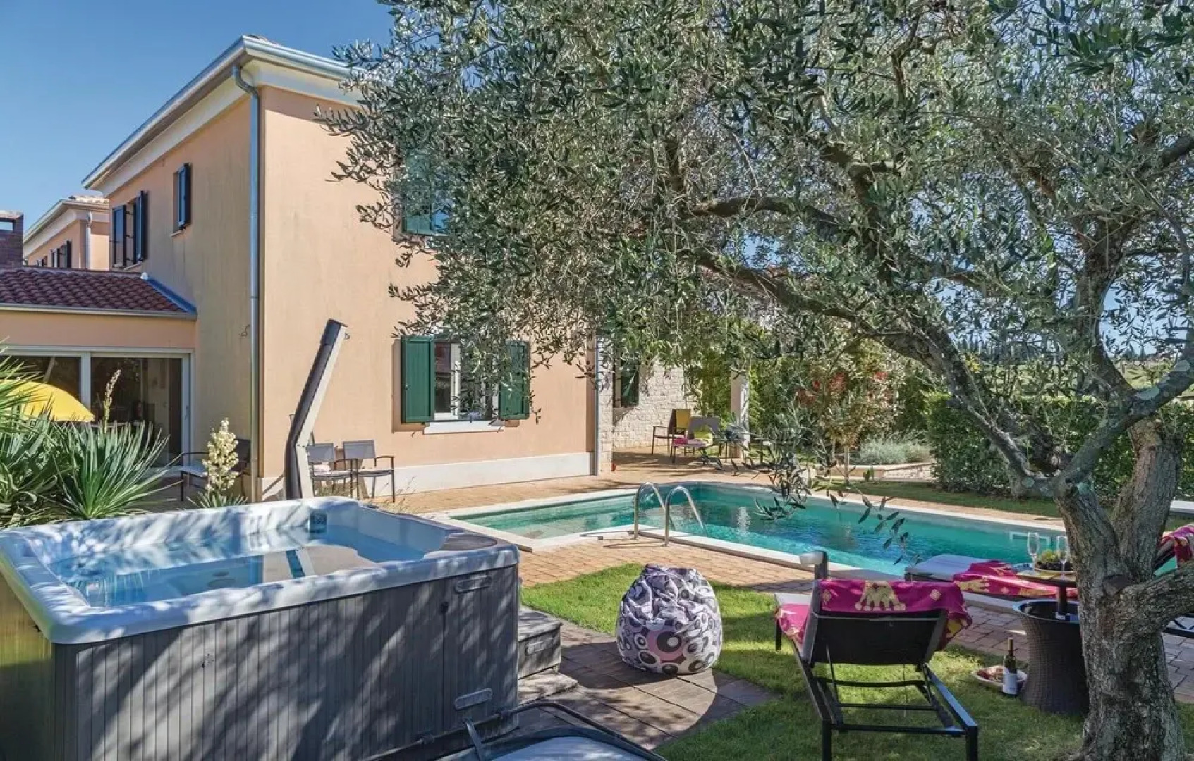 Beautiful Home in Strada Contesa With Jacuzzi, Wifi and 3 Bedrooms