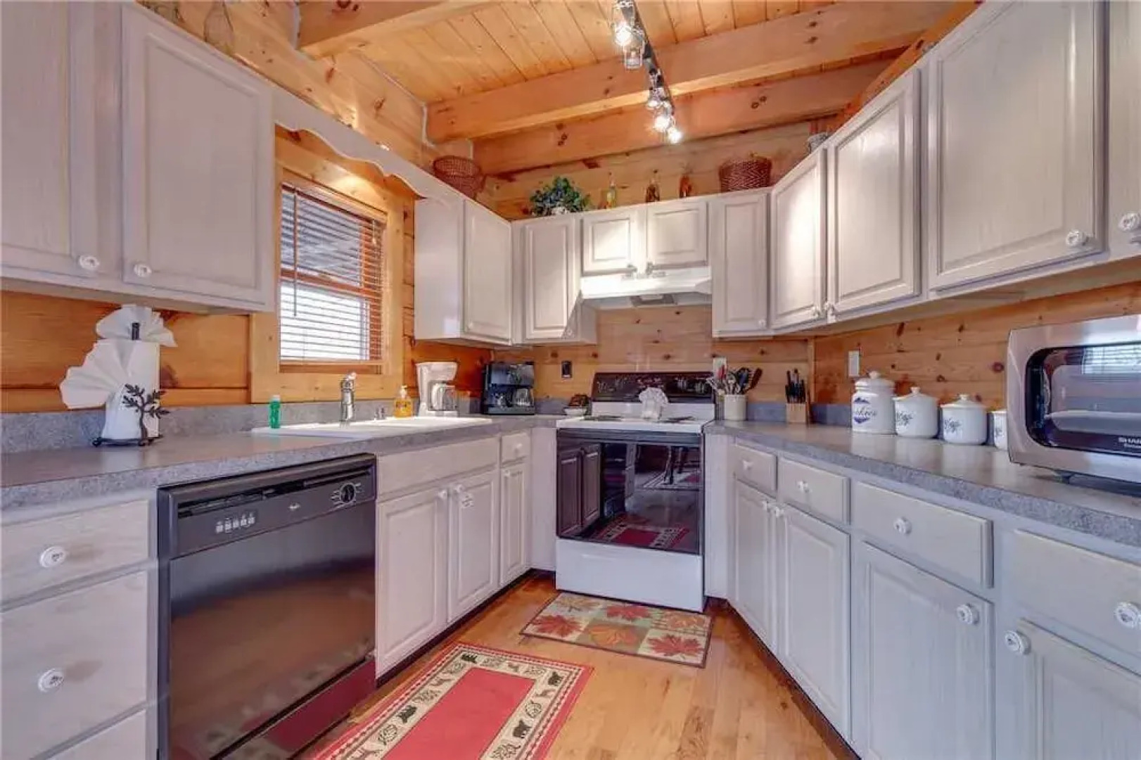 Bear View - Three Bedroom Cabin