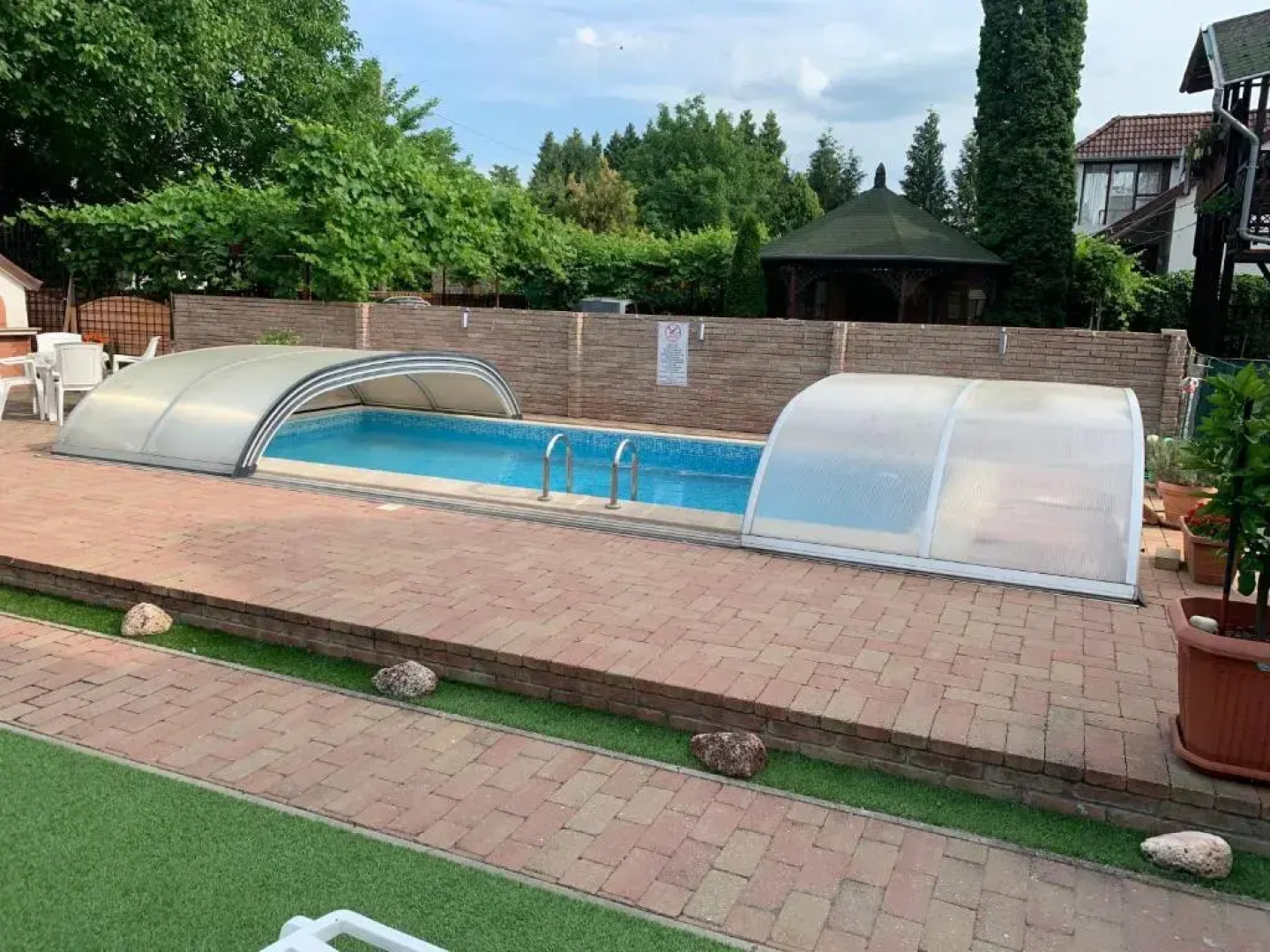 Mediterán Fedett Medencés Apartmanház