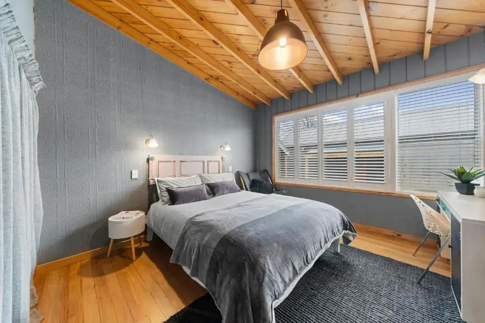 The Walnut Tree House - Martinborough Holiday Home