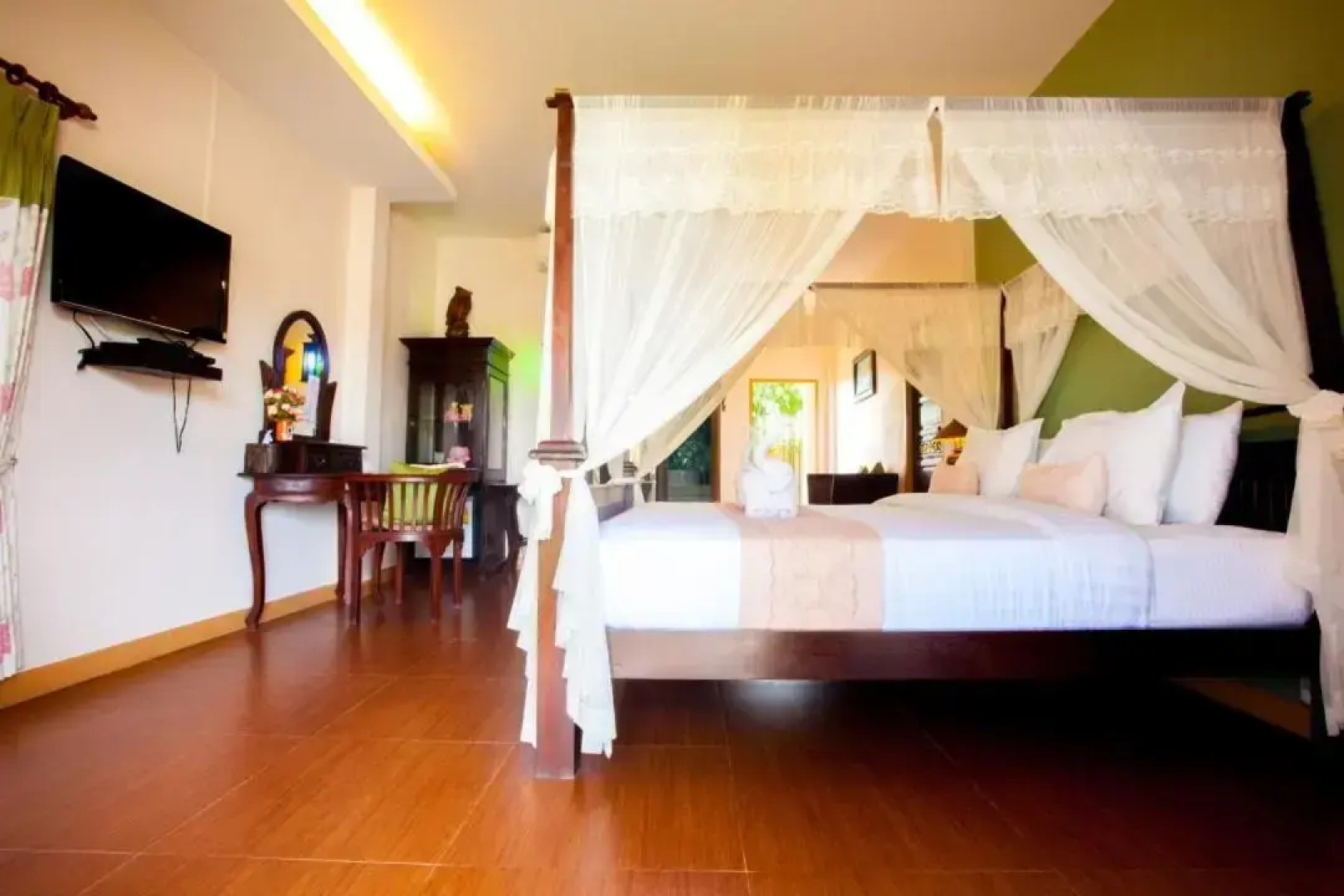 P Paradise Hotel