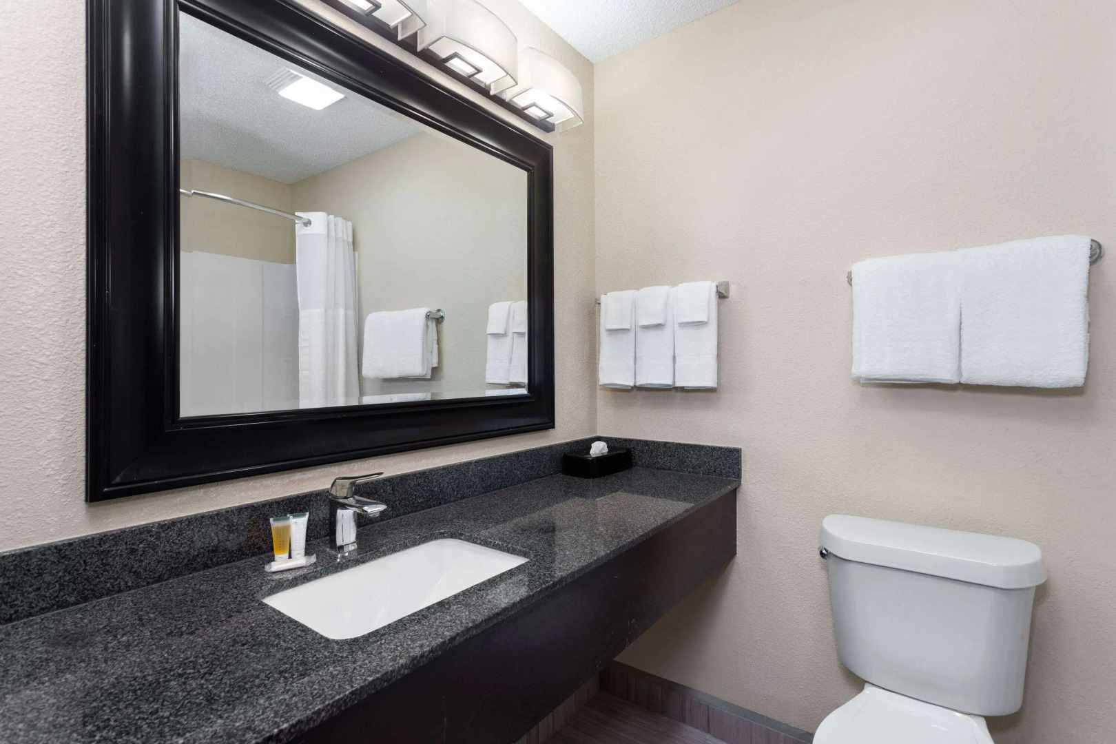 Super 8 by Wyndham Copley Akron