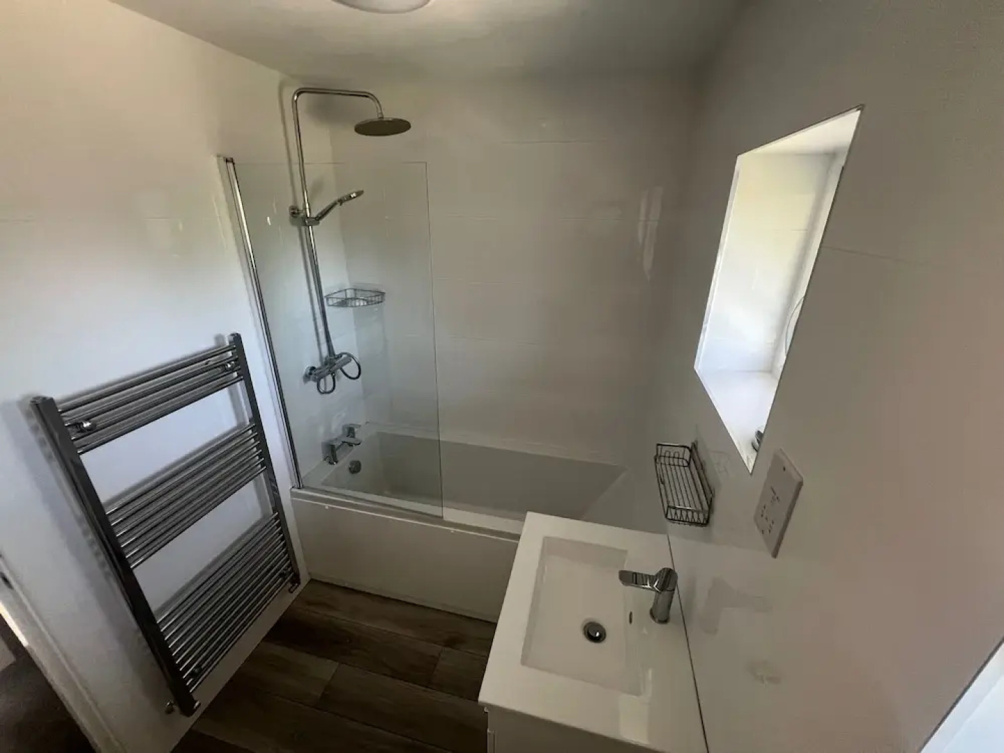 3 Bedroom House - Sleeps 6 & Free Parking