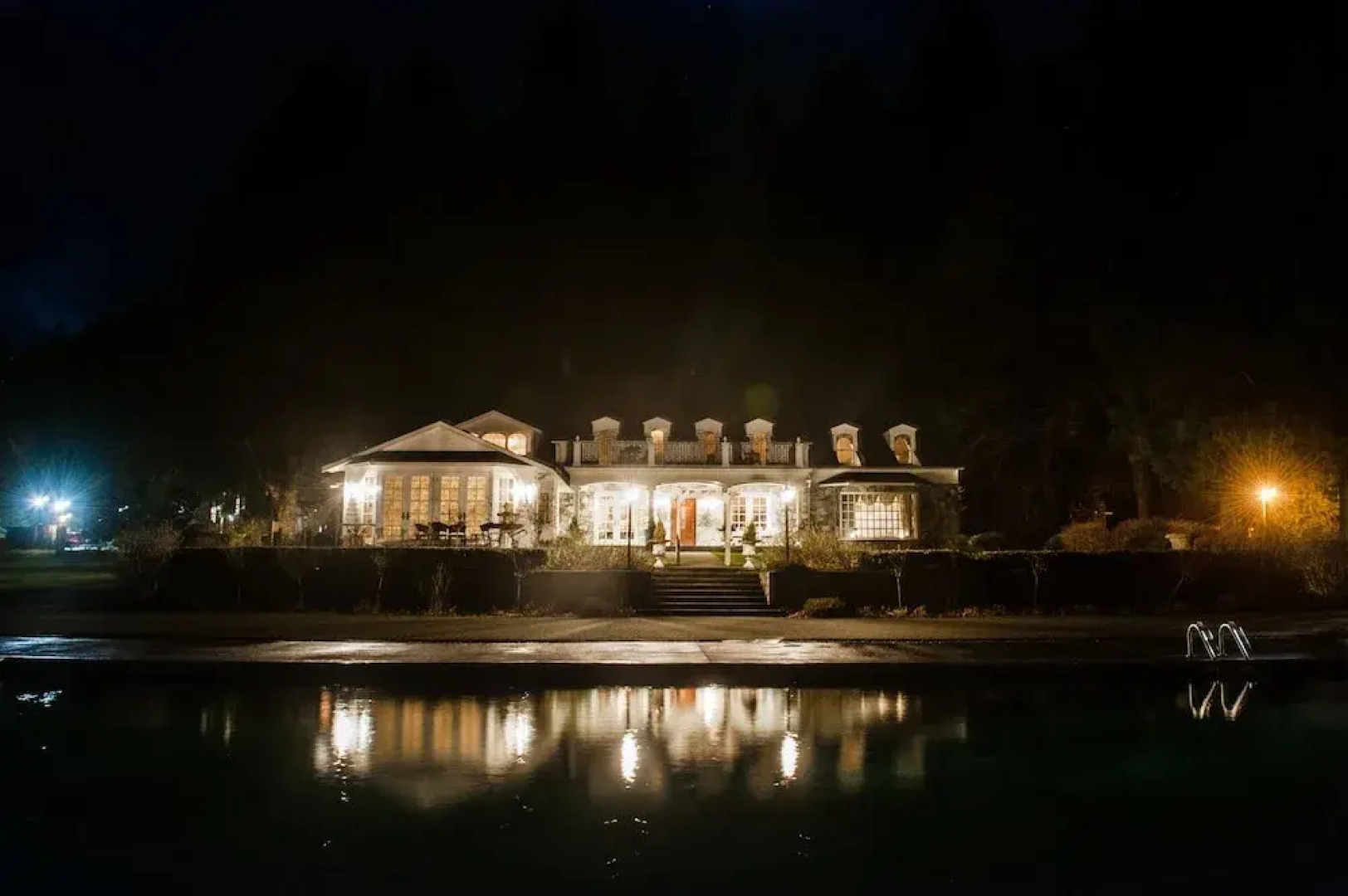 Rowena's Inn On The River