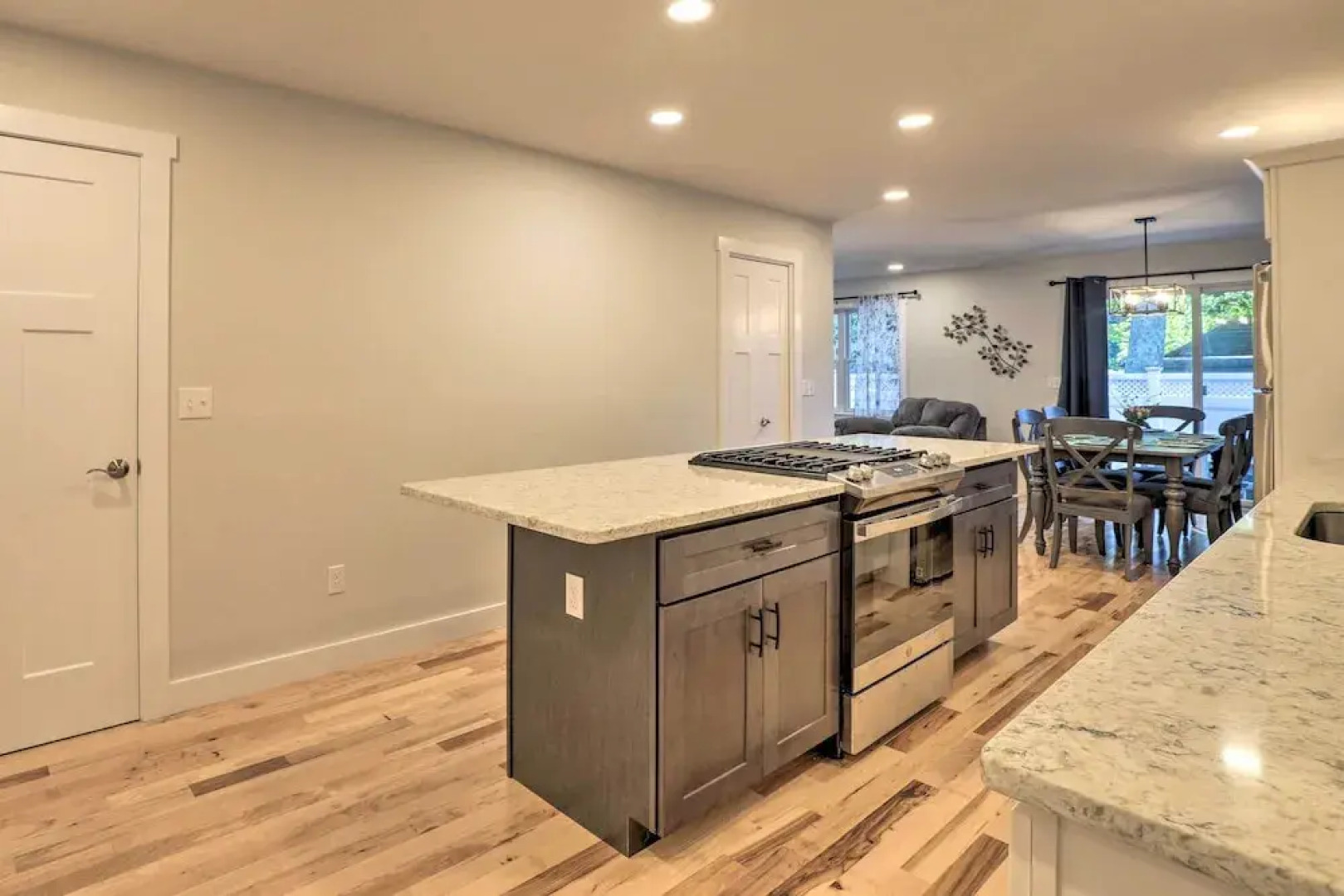 Sun-dappled Retreat - Walk to Wickaboag Lake!