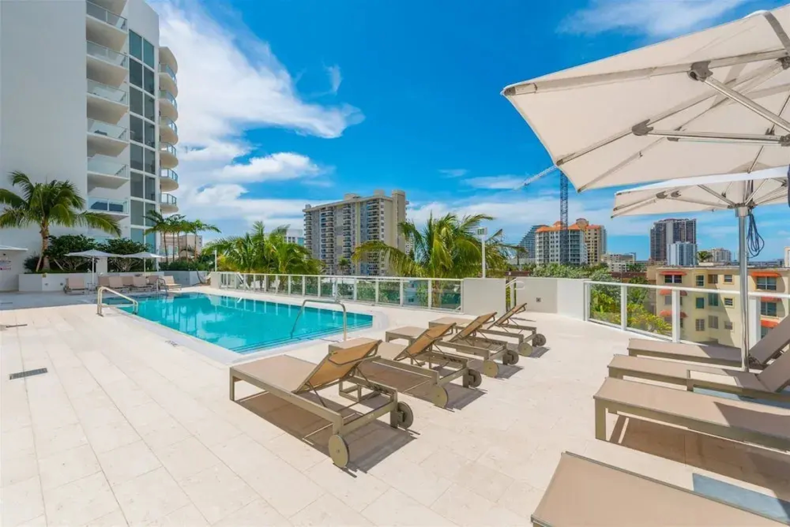 Top Fort Lauderdale Condo 7th Floor - Private and Sanitized, Hotel Amenities, Free Parking for Stays Over 27 Days, 400 ft From the Beach. Hosted by Super Host!