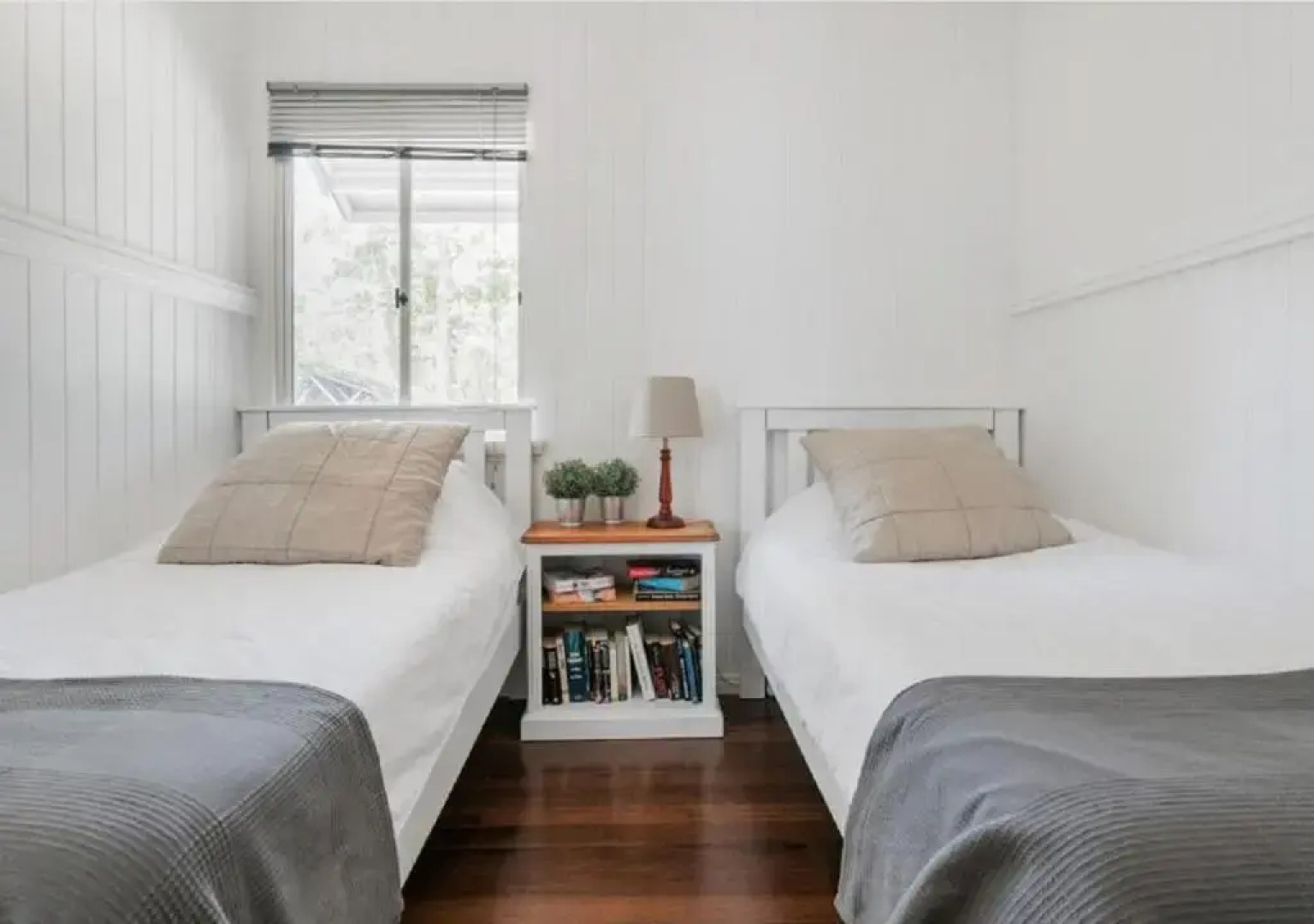 Lake Weyba Noosa Lodge & Kangaroos