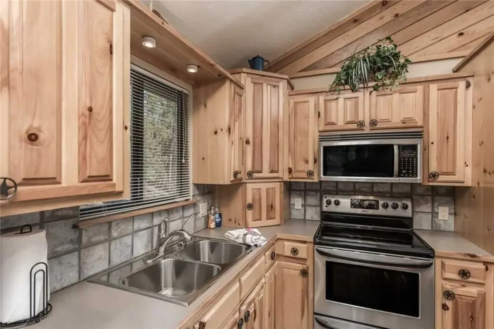 Rettigs Rustic Retreat - Three Bedroom Cabin