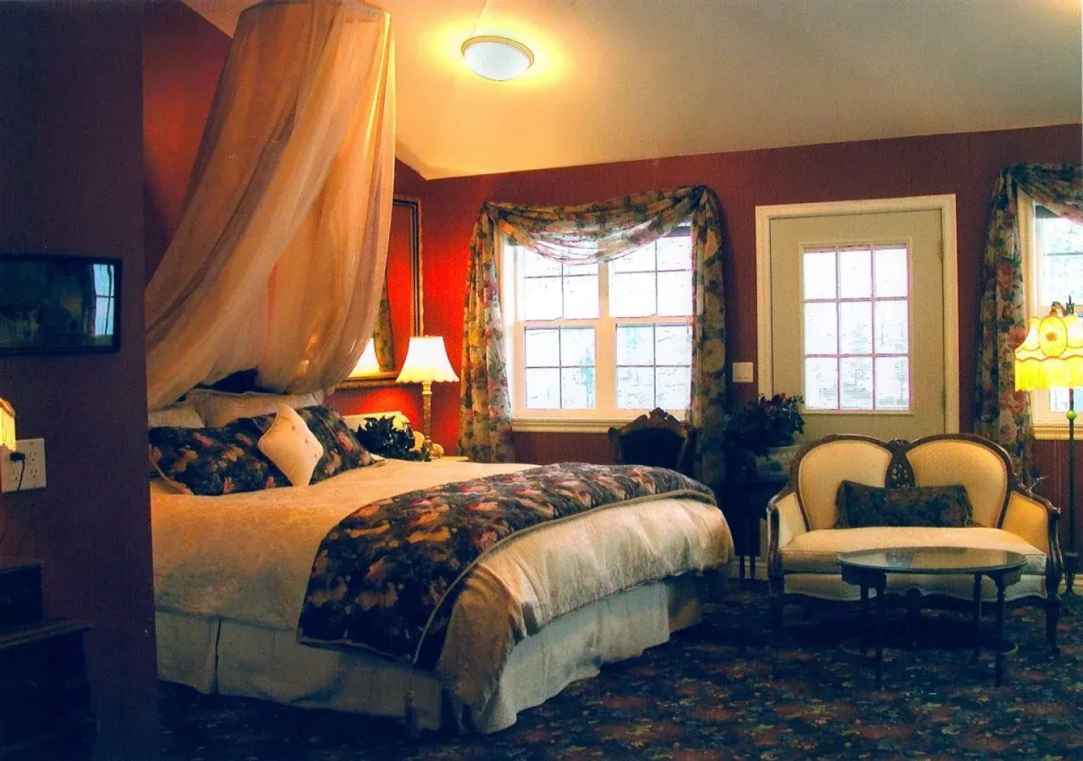 Hearthstone Elegant Lodge by the River