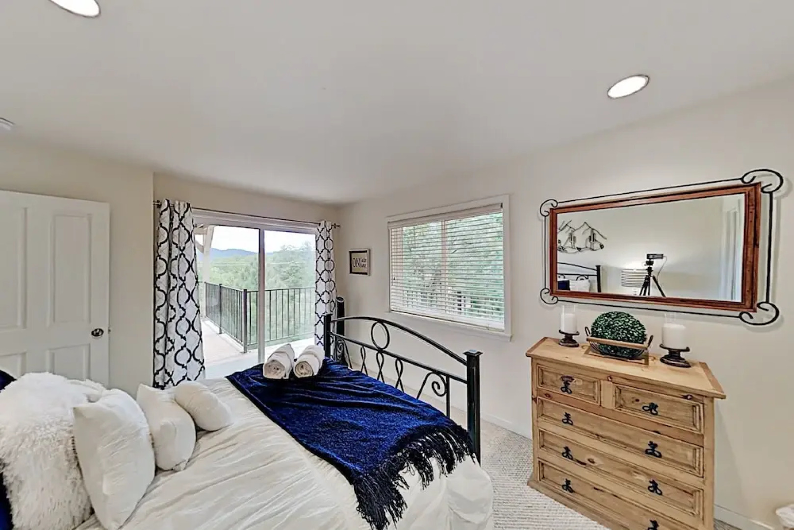 Bearfoot Lodge - Lake-view Escape W/ Private Decks 4 Bedroom Home