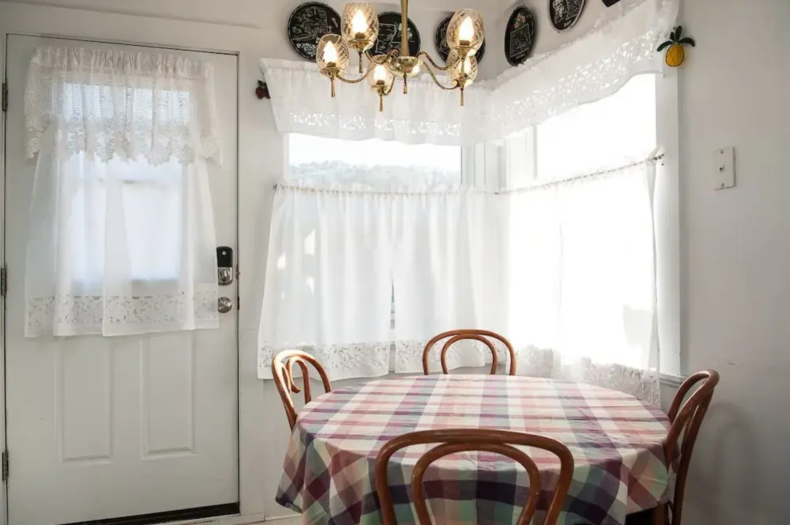 The Hamptons 2 Br cottage by RedAwning