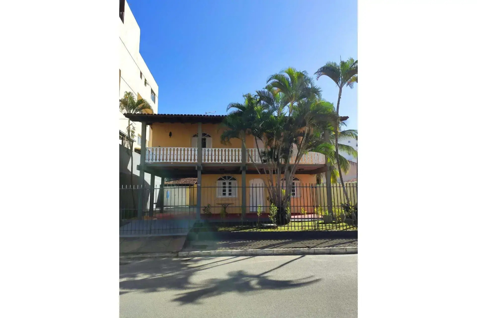 Casa 5 quartos, ampla, a 100 metros da praia. Amigos e família são bem vindos a essa casa. Venha viver momentos inesquecíveis aqui.