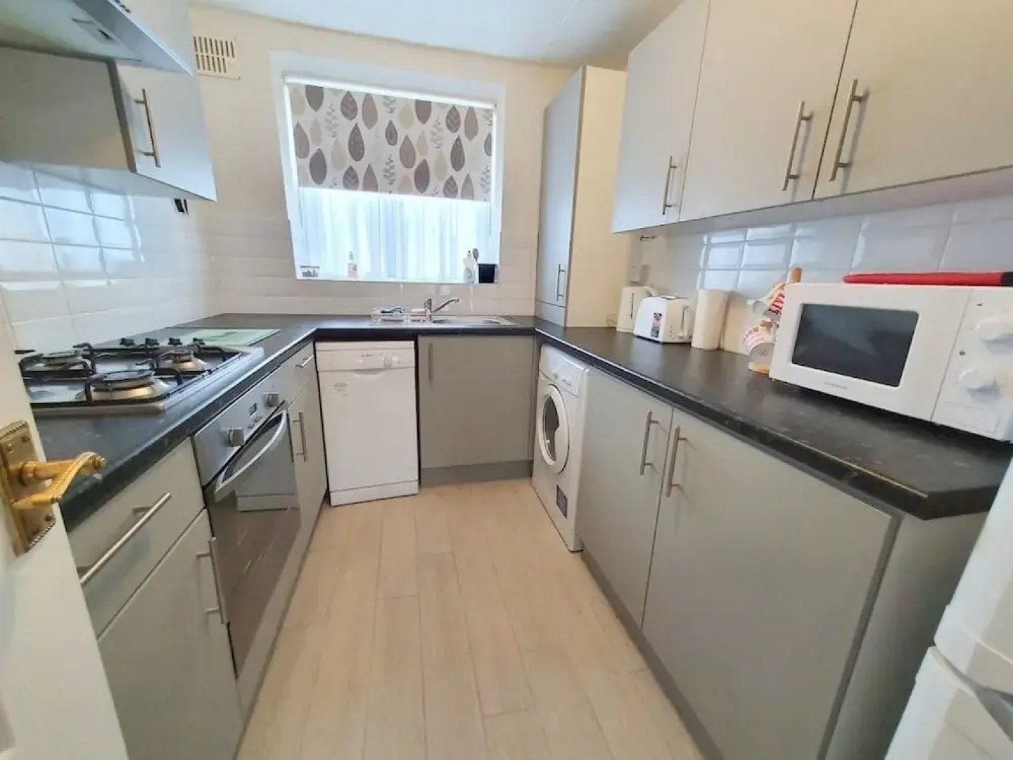 2-bed Flat With Superfast Wi-fi DW Lettings 9WW