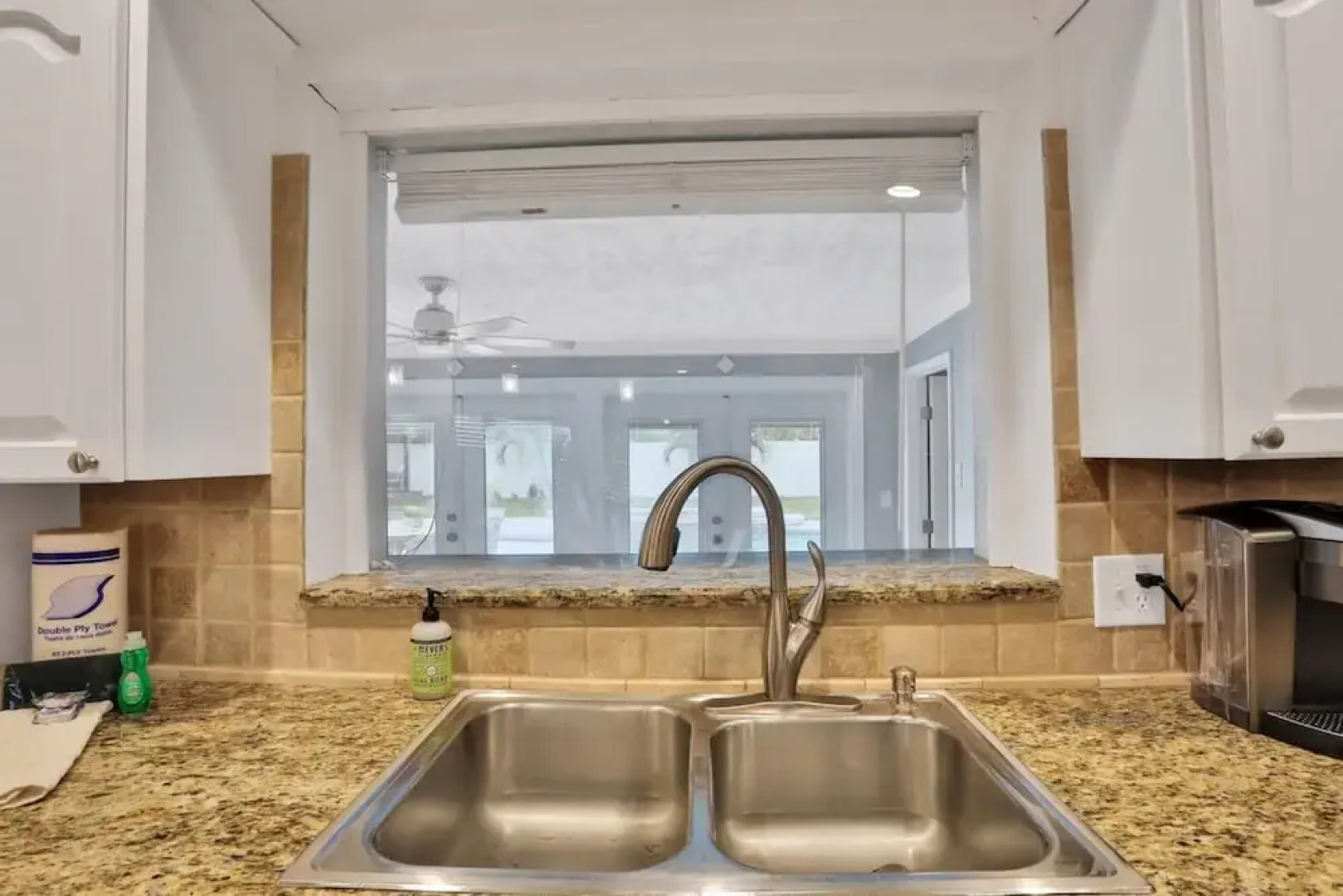 Kiss the Wave - Spacious 4BR 3BA w Pool hot tub