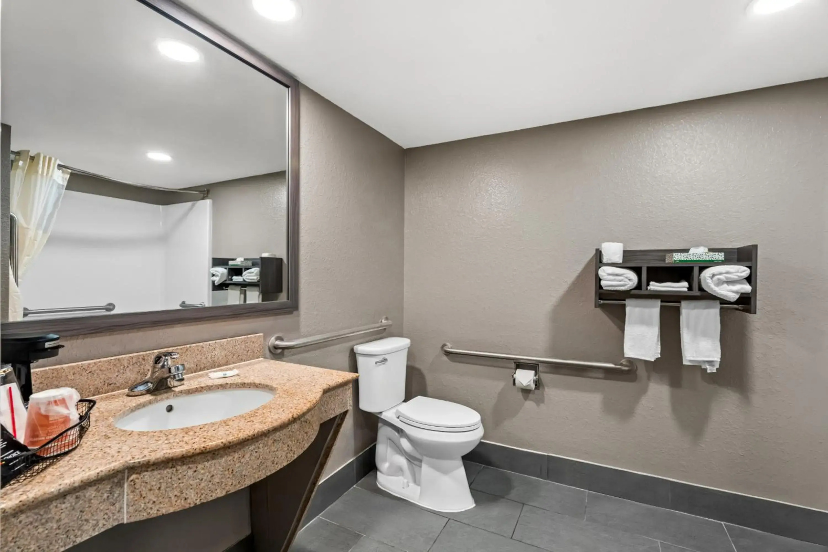 Quality Inn & Suites Biloxi - Ocean Springs