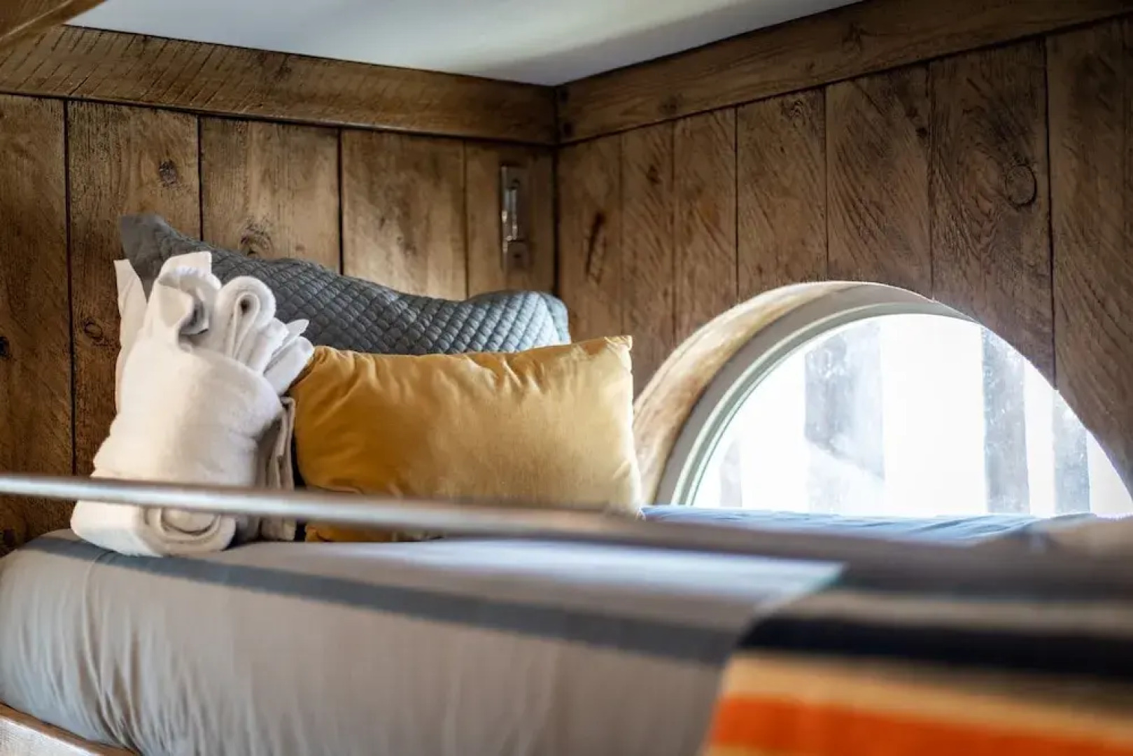 Luxe Mountain Chalet - Hot Tub, Man Cave, Foosball, Peloton