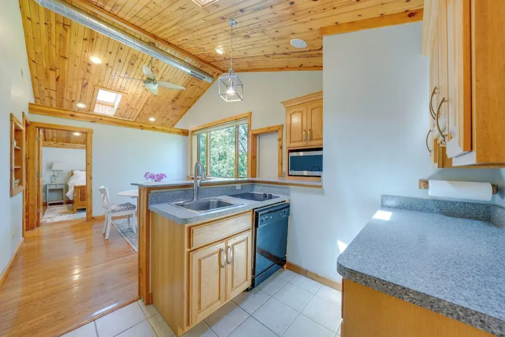 Peaceful Warrenville Home: 1 Mi to Herrick Lake!