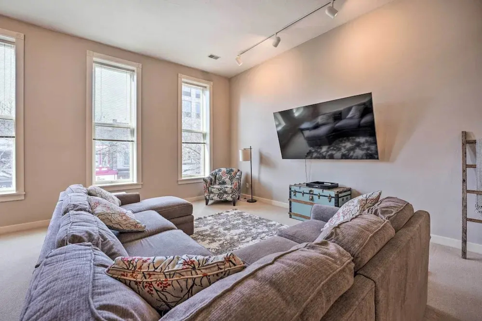 Charming Dtwn Holland Escape: Above Crust 54!