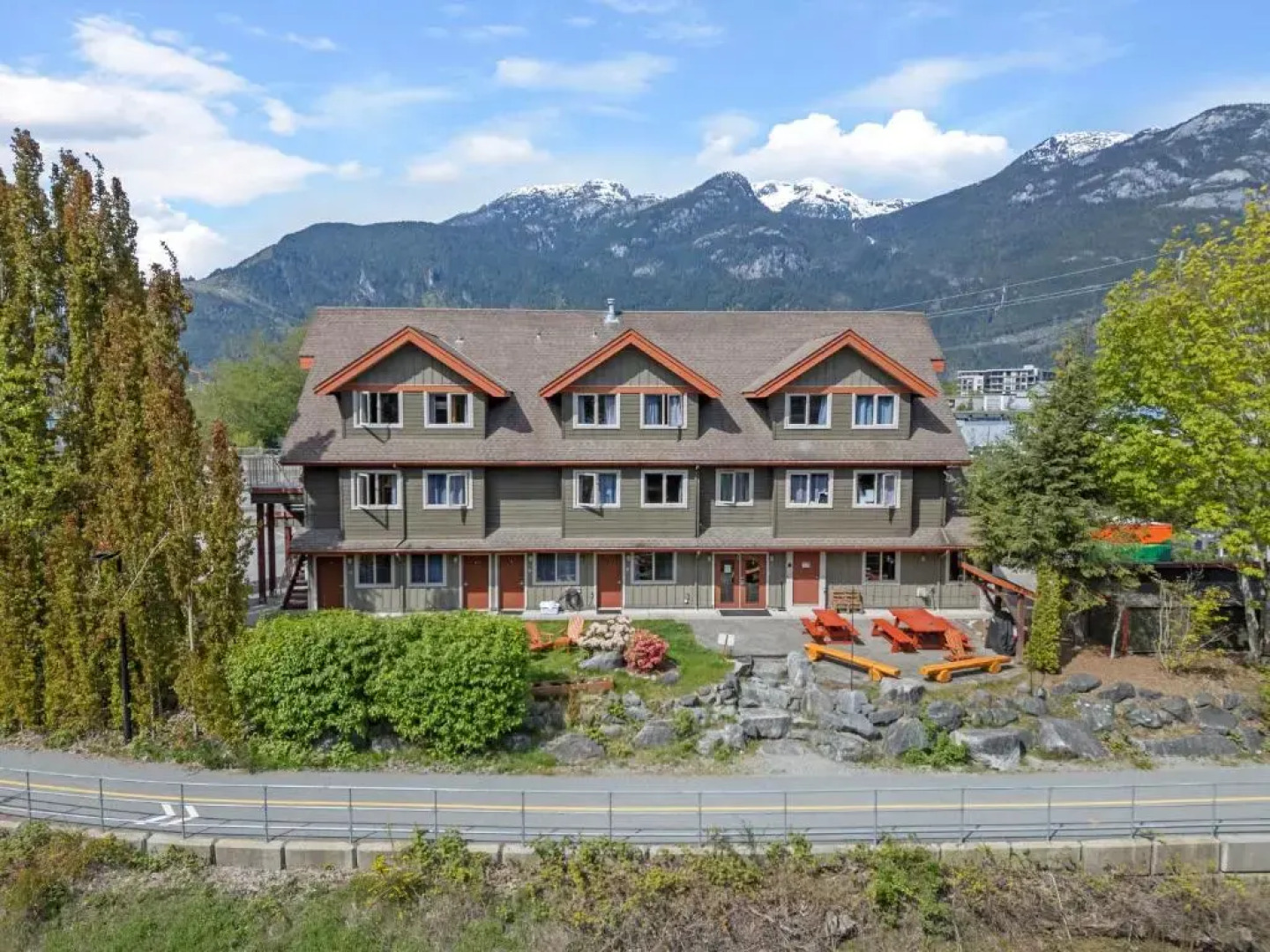 Squamish Adventure Inn & Hostel