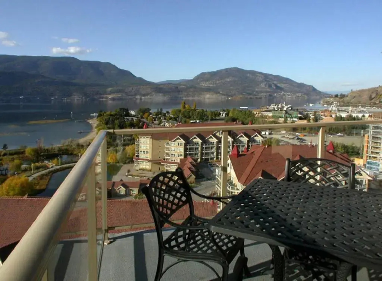 Sunset Waterfront Resort by Discover Kelowna Resort Accommodations