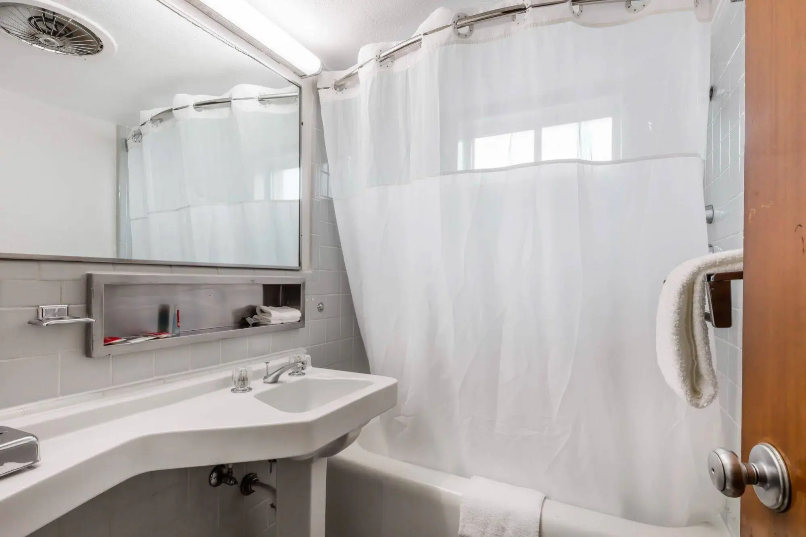 Econo Lodge Inn & Suites