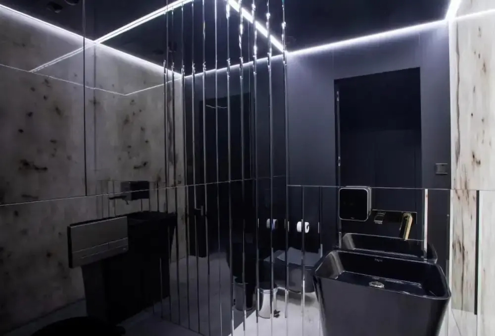 Apartments in Sky Tower with Bathtub near the window