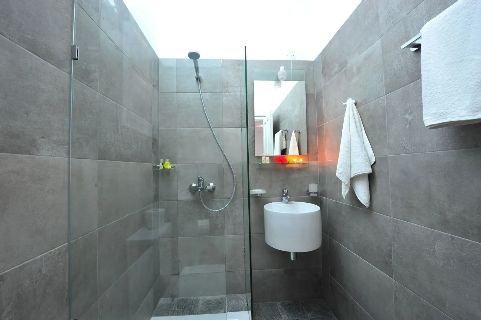 Akrotiri Hotel