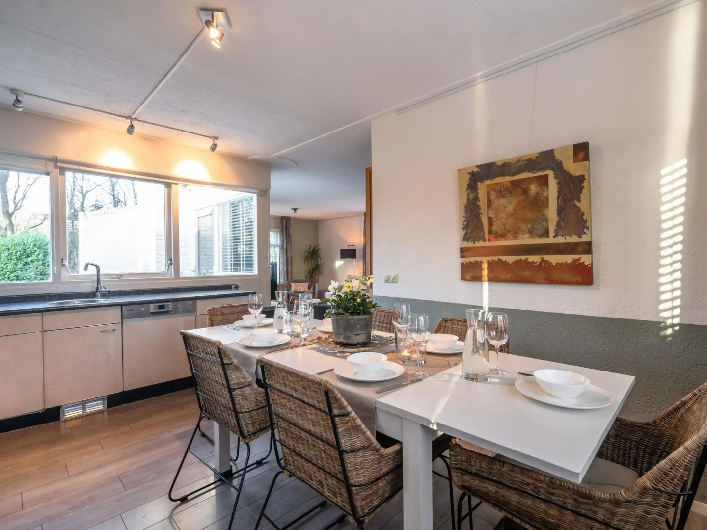 Detached villa with enclosed wooded garden with lawn and bubble bath