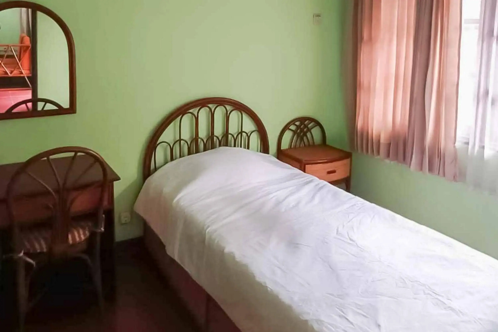RedDoorz Plus near Tugu Mercusuar Anyer