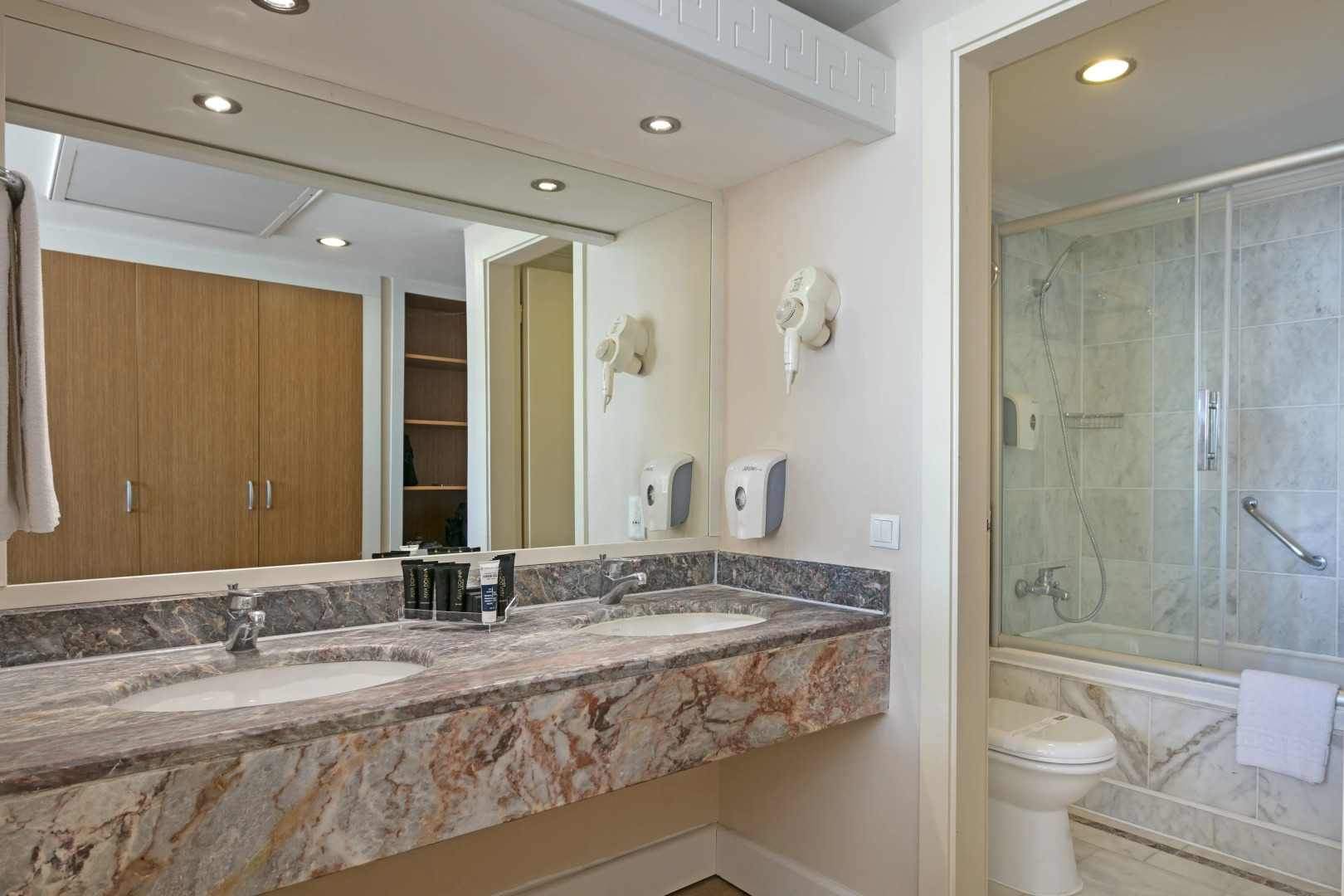 Dobedan World Palace